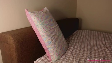 Szöszi fiatal ribanc a webcamen át maszturbál Thumb