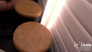 Izgi nyílvános szex és szopika a kabinban Thumb