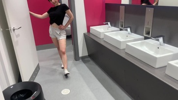 Amatőr csajszi a wcben lecumiztatva Thumb