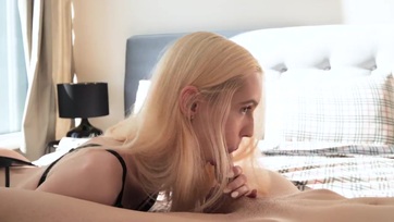 Szőke fiatal lány szereti ha a cuncijába tüzelnek Thumb