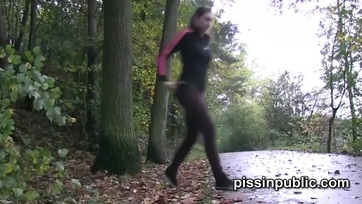 Pajkos fiatal csajok az utcán pisilnek Thumb