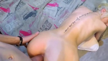 Zömök pöcsű kölyök rendesen hátsóba döngeti a szöszi barátnőjét Thumb