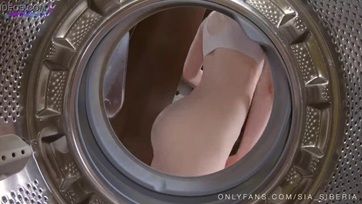 A nagy popójú mostoha hugim beragadt a mosógépbe, úgyhogy becsúsztattam a kis cuncijába Thumb