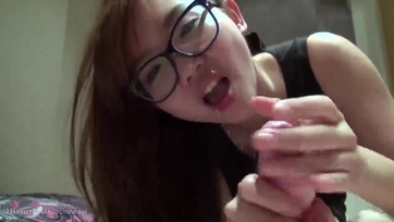 18 esztendős szemüveges excsaj szopikálja a répám Thumb