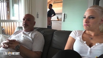 Félrebaszik a szétvarrt picsa a fickója háta mögött Thumb