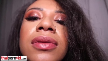 Kívánnivaló barnácska bőrű tini lány fini pinácskával vágtat Thumb