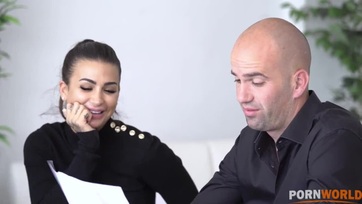 A bájos irodai alkalmazott leányzó imádja ha furulyázás közben döngetik a vagináját Thumb