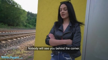 Utca ügynök nyílvános helyen zöldhasúért szopiztatja és keféli a gyönyörű lányt Thumb