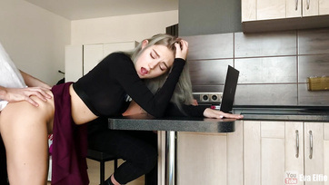 A párja mögött baszik egy barátjával a vadító szöszi tini Thumb