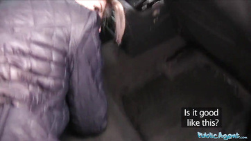 Cukimuki szőkehajú lány készpénzért szemléltette a dudáját és széttárta a combját Thumb