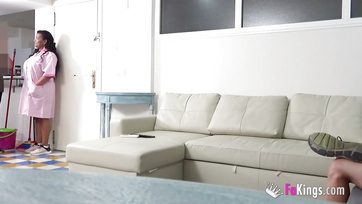 A zsíros barnabőrű nő méretes dudákkal és a kezdő tini fiúcska Thumb