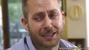 A palija előtt heverészik össze a színesbőrű férfiakkal a cafka hölgy Thumb