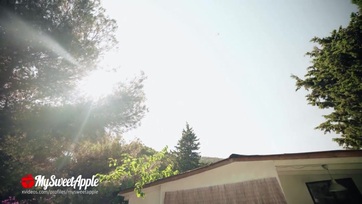 Dögös lányka egyből felkeményíti a péniszt és rendesen megkefélik minden pozícióban Thumb