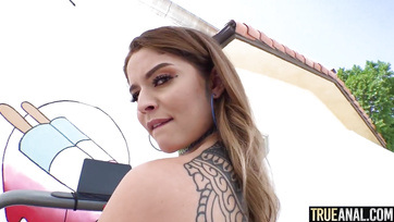 Tetkós fiatal csajszi brutálisan popócskán baszva Thumb