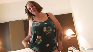 A hatalmas popsijú nő kétségbeesetten vágyódik egy fiatal kolbászra Thumb