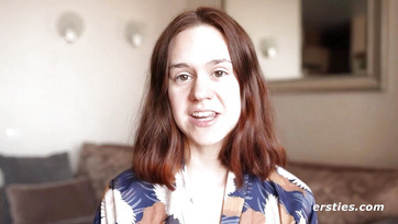 A díványon dörzsöli pináját az amatőr fiatal leányzó Thumb