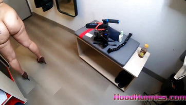 Egy nagy popójú milf luvnyának egy jókora feketebőrű kolbász dukál Thumb