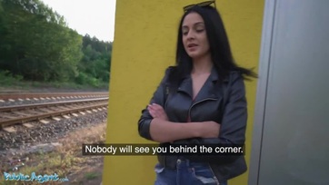 Becserkészte a szexi ribit az utcán és egy kis készpénzért cserébe ledughatta a nyelőcsövén a kolbászát Thumb