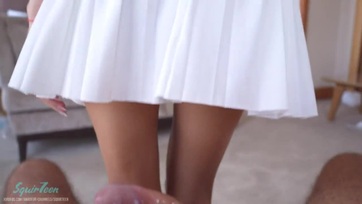 A csábos tini leányzó úgy begerjedt hogy saját akaratából megugrándozta az edzőpajtija termetes szerszámát Thumb