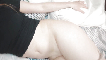 A nevelt lányom beragadt az ágyba úgyhogy vadul lebasztam a megborotvált punciját Thumb