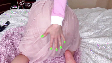 Egy bevadult tini punci szórakozik a műfaszával az ágyikón Thumb