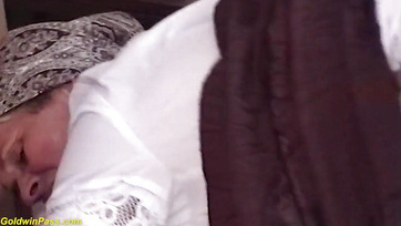 83 éves paraszt nagyi szopogatja a tini fiúcska brokiját - HUN pornó Thumb