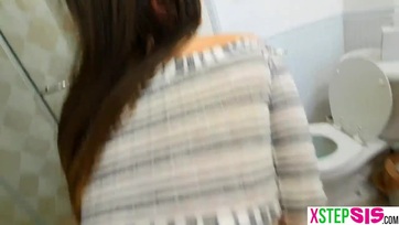 Önkéntelenül bevertem az életerős pöcsömet a nagy popójú mostoha testvérem punijába Thumb