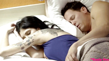 Megkefélte a szajhás mostoha húgocskáit a vakációzáson a szeximádó fiúcska Thumb