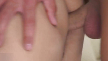 A duci fehérmájú érett pina a szúrós vaginájával lerohanta a fiatal srácot Thumb