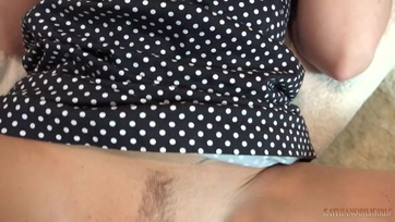 Fehérmájú hazai ancika esedezik a mostohakölykének hogy spriccelje csordultig a nedves sunáját Thumb