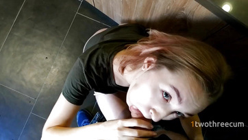 A konyhában farkalta meg a bájos hölgyecskét a lófaszú legjobb barátja Thumb