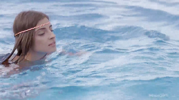 Levetette a ruciját a legkívánatosabb oroszországi bébi és nekikezdett maszturbálni Thumb