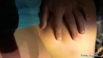 Egy kis kápéval rávette az utcaügynök a begyes hazai bébit hogy megfarkalhassa a vagináját Thumb