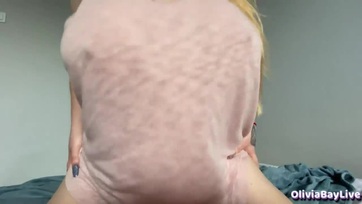 A nagymellű mostoha hugim mellett matyiztam miközben szunyált de mihelyt megébredt rámozdult a faszomra Thumb