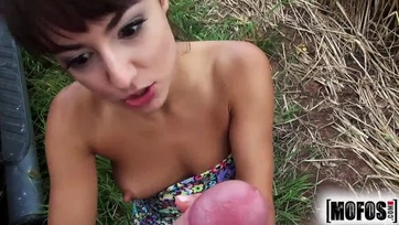 A fuvarért fejében megízlelgette a kolbászt a magyar lányka aztán szétdobta a lábacskáját Thumb