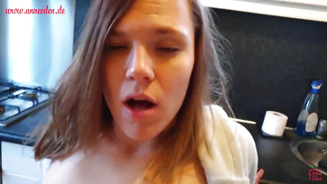 Teletöltötte a begerjedve ébredt fiatal lány szájikóját miután megugrándozta a brokiját Thumb