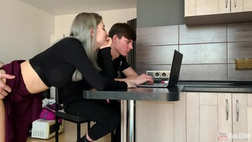 A sunci férje mellett farkalta szerteszéjjel a kis szajha nuniját és ejakulálta össze az imádnivaló arcát Thumb