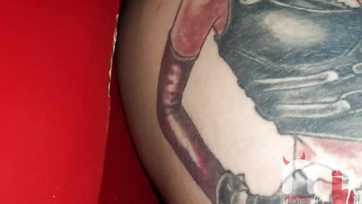 Lecummantotta és megdugatta a szőrös vagináját a túloldalon lévő anonim sráccal Thumb