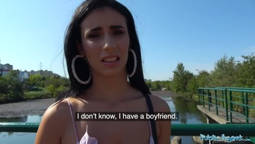 Elfogadta a stekszet a nagy mellű bukaresti cicababa és elment egy pásztorórára az utca ügynökkel Thumb