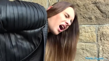 Beleegyezett a vékonyka tini csajszi hogy az utca ügynök pénzért megrakhassa a muffját Thumb