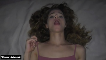 Szanaszéjjel kettyintettem a pajtim könnyelmű lányának sikamlós puncusát miután elmúlt 18 éves Thumb