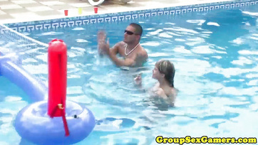 Ezek a sexy magyar szukák készséggel kúrnak a haverjaik előtt Thumb