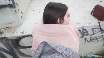 Az mérhetetlenül cukimuki iskolás bula a természetben kapta be az utca ügynök gigászi fütykösét Thumb