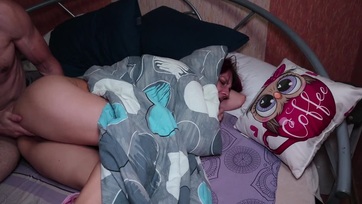 A nevelőfaterom feltehetően összecserélt az anyummal ezért akasztotta be a péniszét a fenekembe Thumb