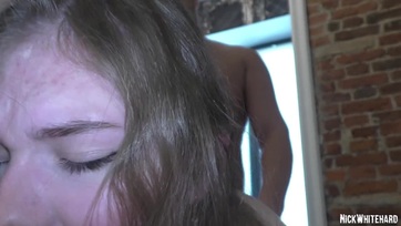 A 18 éves tündibündi cicusnak egy nálánál sokkal öregebb csávó veszi el a romlatlanságát a szex casting-en Thumb