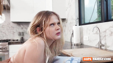 A mostohabratyója termetes kolbászát jobban akarta a szaftos nunijú tini ribanc Thumb