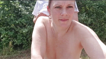 Az egyik kuncsaftjával kufircolt egy orbitálisat a szabad ég alatt a pufóka nejecske Thumb