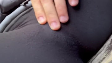 Úgy bevadult a tüneményes pipi a köztéren hogy a leggingjében ugrándozott az eres péniszemen Thumb