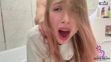 Odatoltam az erektált virslimet a bűbájos mostoha húgicámnak a klotyón majd tisztességgel meg is baszarintottam Thumb