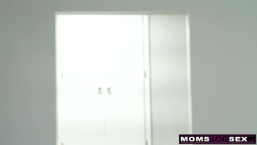 A szexis érett nőci is beugrott miután a fogadott lánya elkezdte cumizni a mostohabátyója dákóját Thumb